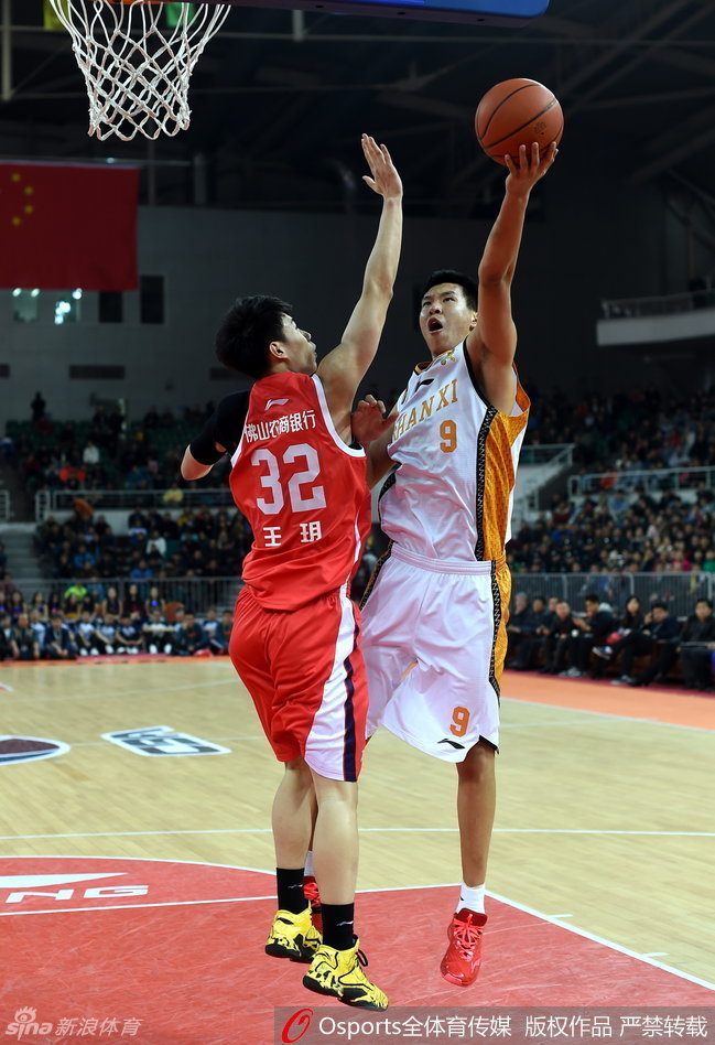 吉林队获胜后，球员们在中圈围成一圈激情庆祝，钟诚被队友们紧紧簇拥，他的脸上洋溢着胜利的喜悦，这场胜利是对他们全队努力拼搏的最好回报。