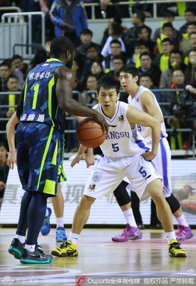 朱芳雨在外线冷静持球组织进攻，眼神犀利地望向内线，寻找机会将球传给位置更好的队友。
