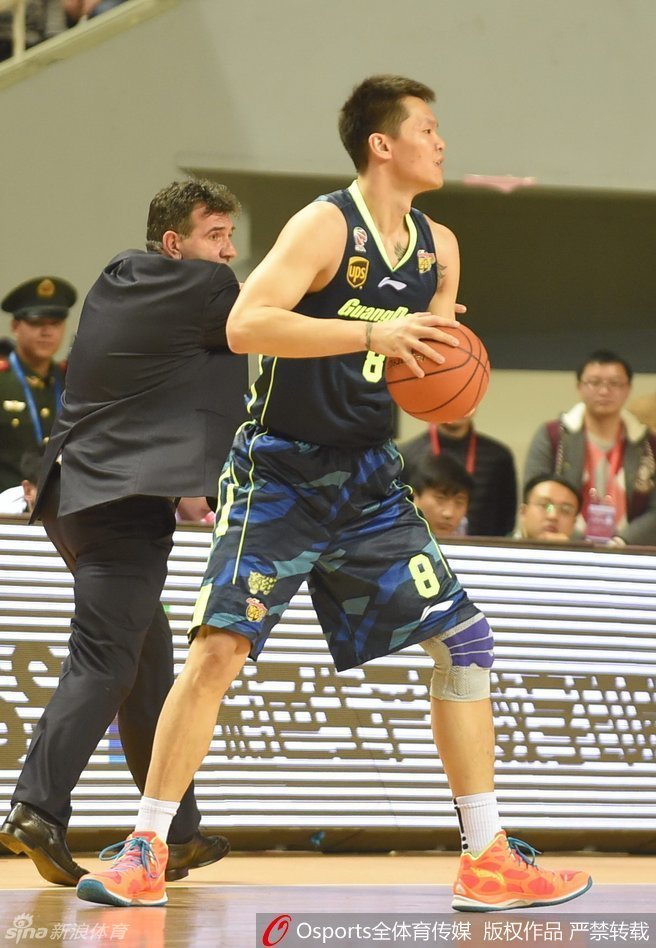 易建联篮下强打，背身单打对手，肌肉紧绷，展现出了极强的核心力量与篮下统治力。