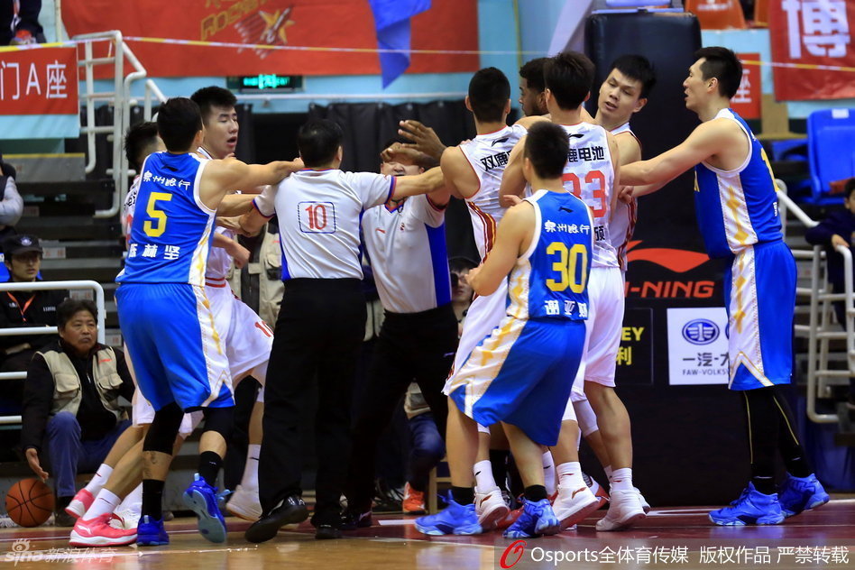 篮下火药味十足，八一队三名球员跃起封盖福建外援泰勒，邹雨宸下落时手臂压在泰勒头颈部，成为冲突的直接导火索。