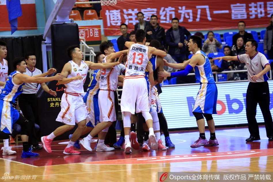 替补席球员如潮水般冲入场内，教练崔万军奋力阻拦福建队员，双方人员混杂在一起，现场秩序陷入极度混乱。