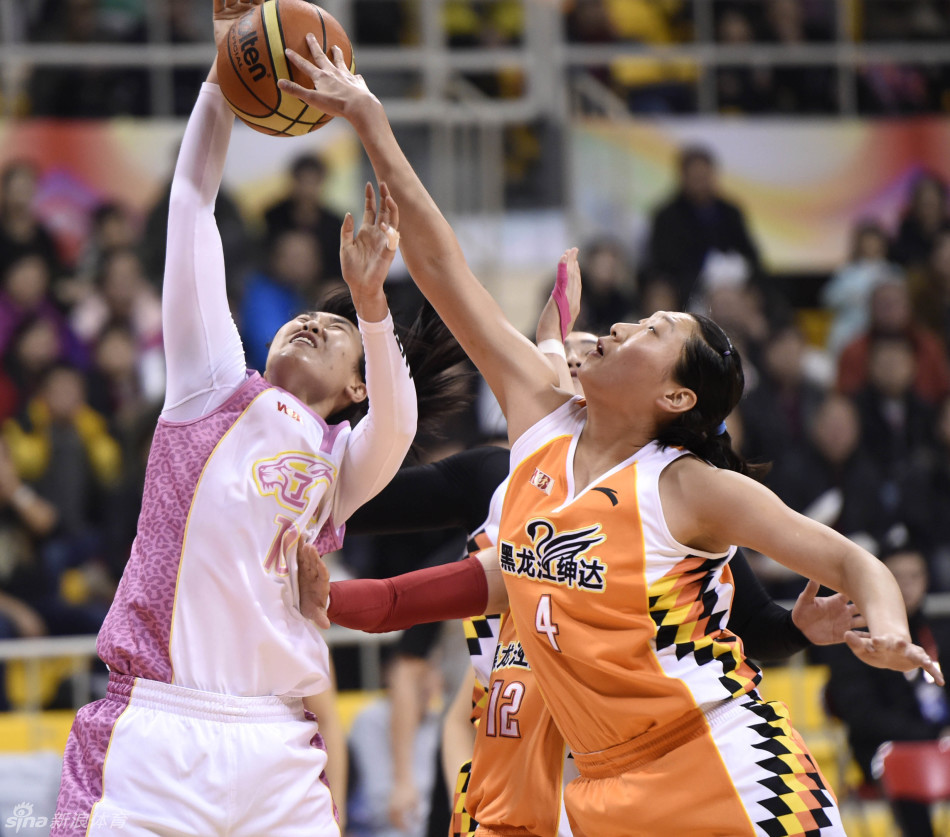 面对两人包夹，赵爽毫无惧色，她高高跃起，身体在空中形成一道优美的弓弦，手中的篮球在指尖轻盈旋转，准备越过防守，完成一次不可思议的上篮。