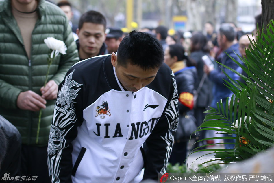 夜幕降临，五台山体育馆内灯光璀璨，江苏肯帝亚队员们在场上积极跑动备战，看台上悬挂着“勿忘国耻”的横幅，与场内的激情交相辉映。