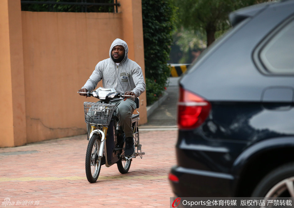 赛后拜纳姆俯身为小球迷签名，这一刻他不是突刺的尖刀，而是耐心的邻家大哥，球衣上的汗水还没干透。