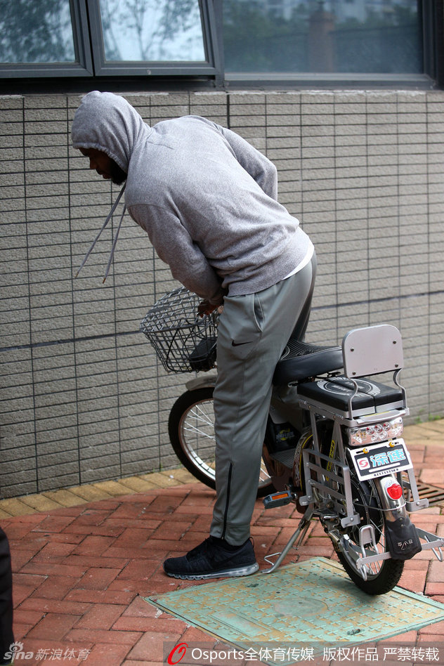 与外教沟通的瞬间，手势比划着战术路线，眼神交汇处是对胜利的共识，东西方篮球智慧在这一刻碰撞融合。