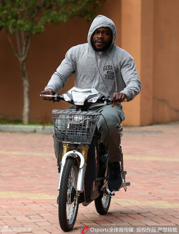 投篮比拼中，二将眼神专注，皮球在空中划出优美的弧线，仿佛在进行一场无声的决斗，连空气里都是火药味。