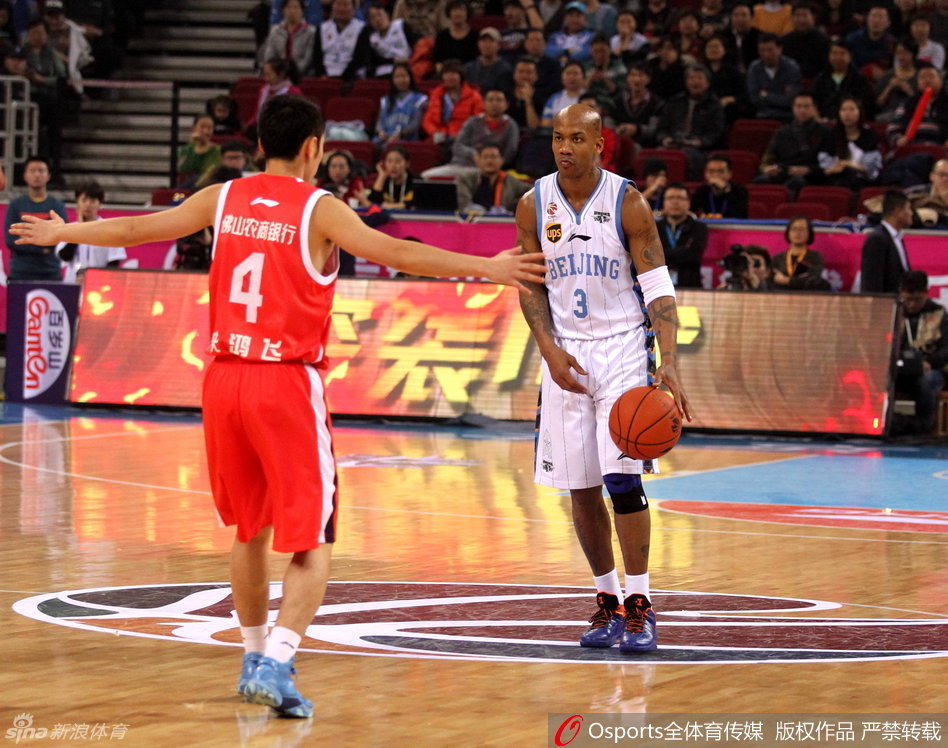 马布里眼神坚毅，面对防守从容地运球穿越人群，举手投足间尽显领袖风范，正在组织一次关键的进攻配合。