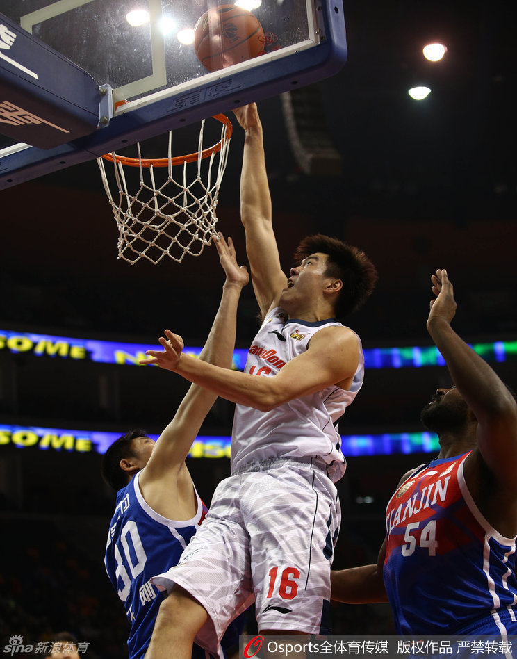 周鹏如猎豹般压低重心强行切入，用宽厚的肩膀倚住防守者，在身体失衡前手腕轻抖，皮球擦板入网并博得裁判哨响。