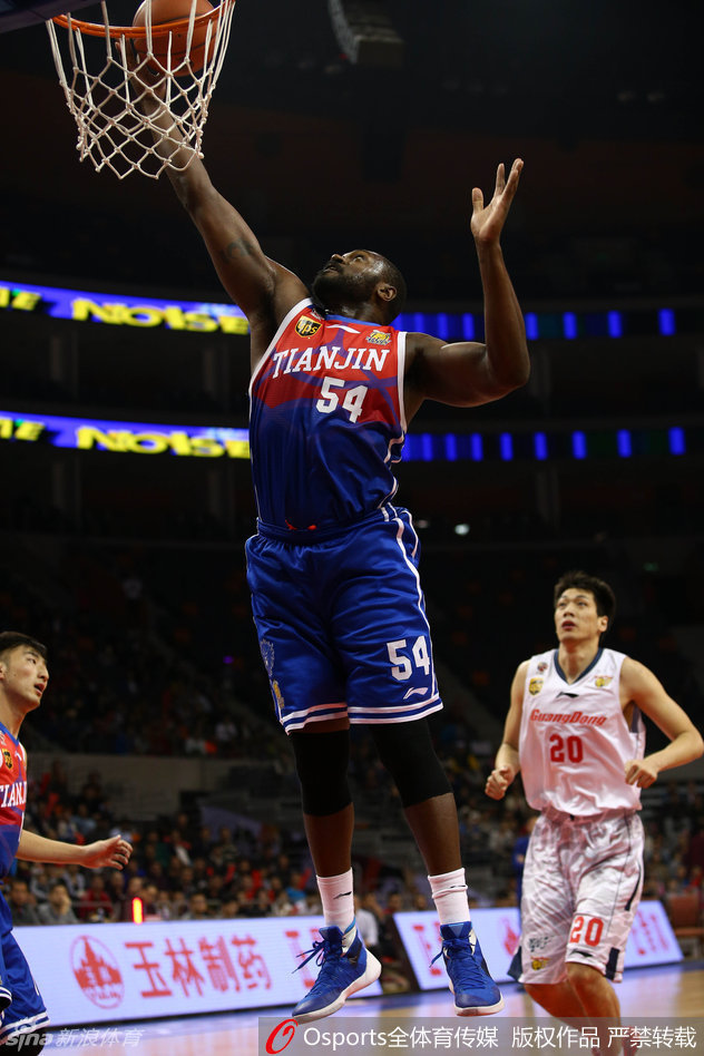 易建联在人群中摊开双手，眉头微蹙向裁判诚恳地解释着场上情况，汗水顺着脸颊滑落，眼神中写满对胜利的执念。