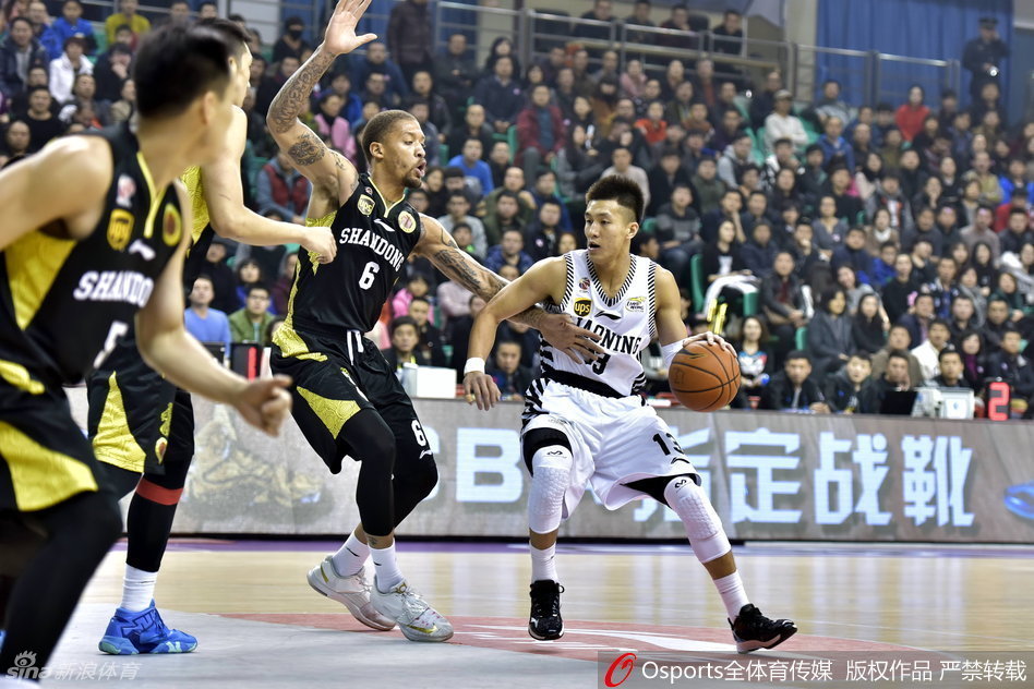 贺天举三分出手后球在空中旋转，他保持着完美的投篮手型，眼神紧紧追随飞向篮筐的皮球。