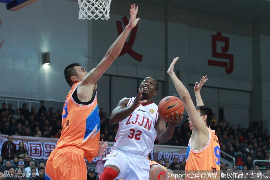 威利沃伦在两名防守者缝隙间强行起飞，上篮姿态极具张力