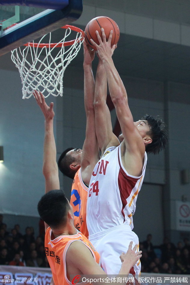 张大宇上篮瞬间遭到迎面阻击，篮球被无情按在篮板上