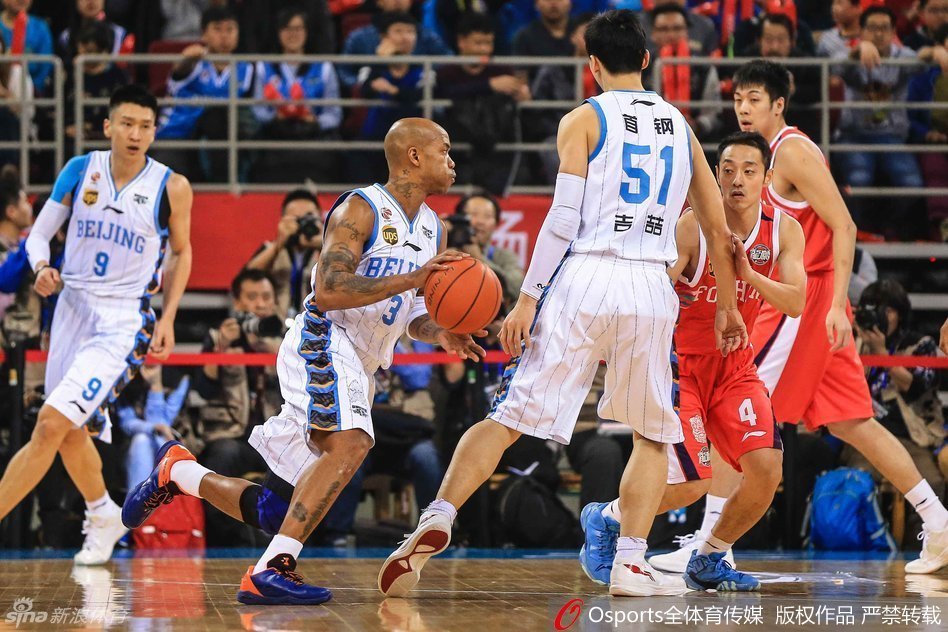 吉喆飞身回防，目光紧紧锁定持球人，不顾一切地快速奔跑，这种卖力的防守态度正是北京队铁血防守和团队精神的缩影。