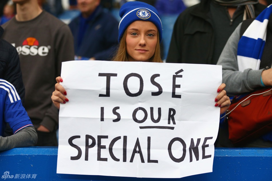 [英超]切尔西球迷标语声援穆帅