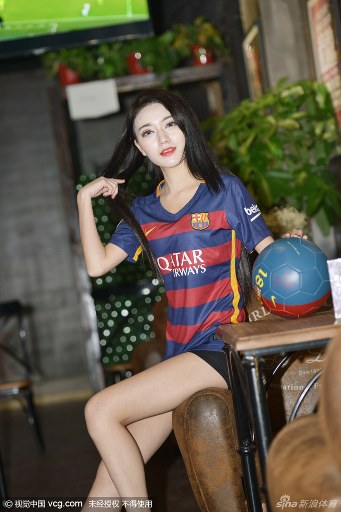 甜美巴萨女球迷拍圣诞写真