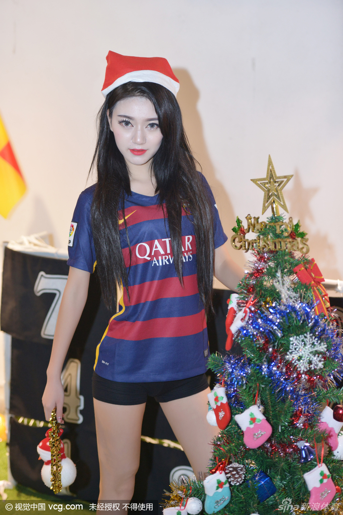 甜美巴萨女球迷拍圣诞写真