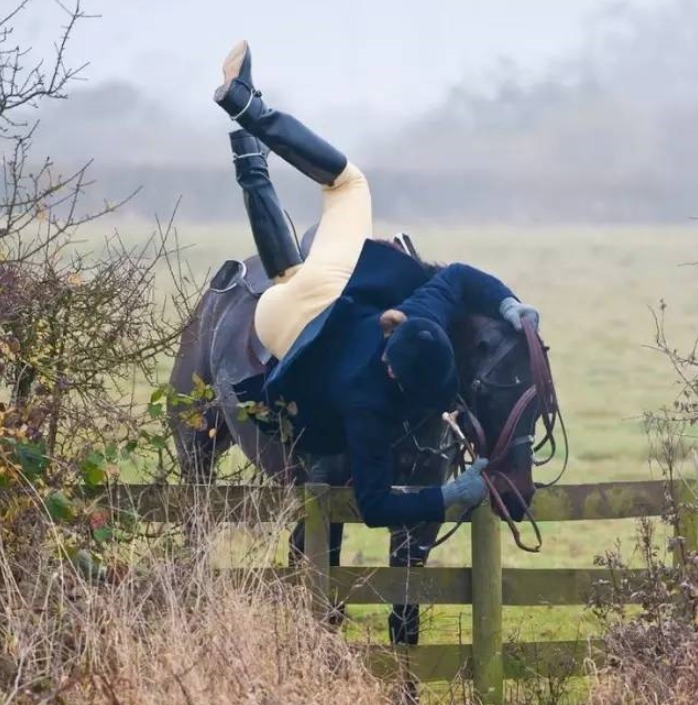赛场人仰马翻惊险一幕