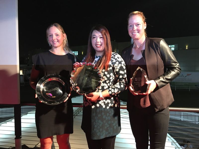 冯珊珊在颁奖典礼上高举迪拜女子大师赛冠军奖杯，笑容灿烂，身披冠军荣耀的她散发着自信的光芒。