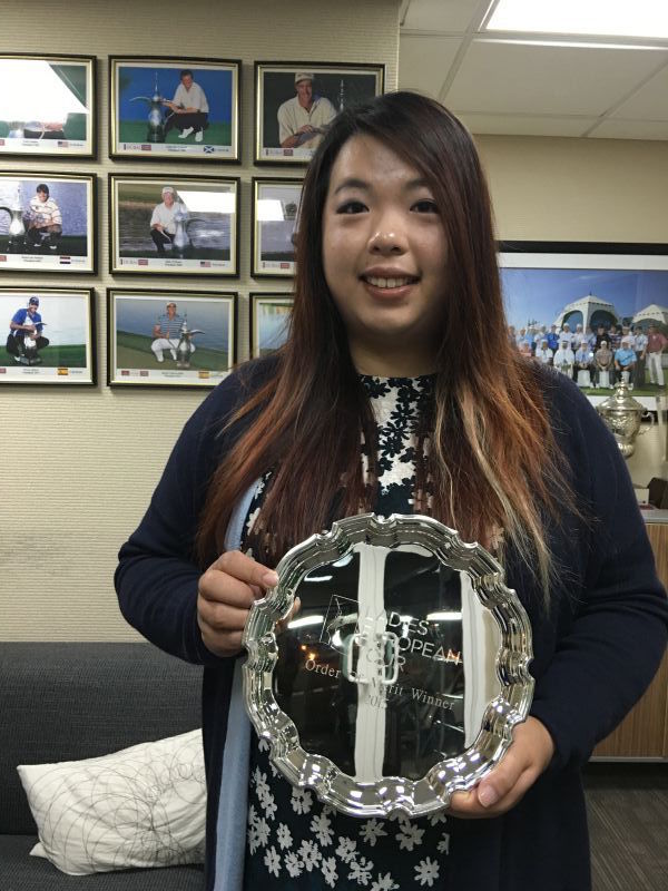 冯珊珊与赛事赞助商Omega的标志时钟合影，记录下这历史性的一刻，时钟仿佛凝固了她成为奖金王的荣耀时间。