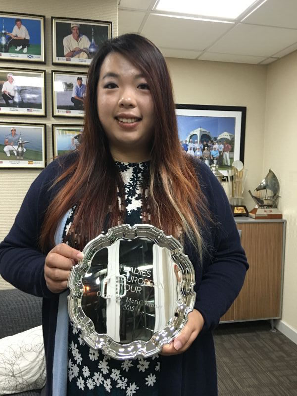 冯珊珊与亚军泰国选手提塔帕在决赛轮同组竞技，两人在球道上并肩行走，展现高尔夫运动中的友谊与尊重。