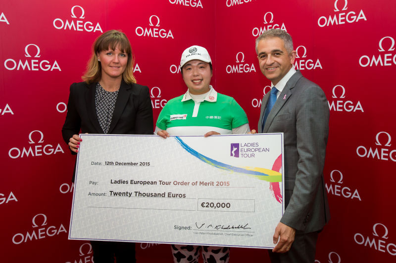 盛装出席欧巡年度颁奖典礼的冯珊珊，身着优雅礼服，在背景板前捧起奖盘留影，展现了中国运动员的时尚与风采。