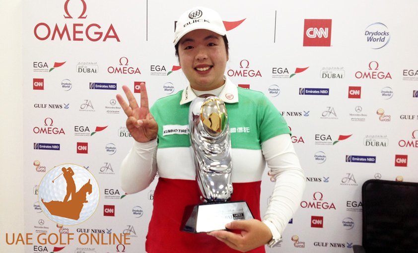 冯珊珊在练习果岭上专注地进行推杆训练，夕阳的余晖洒在她身上，勾勒出冠军背后日复一日刻苦训练的剪影。