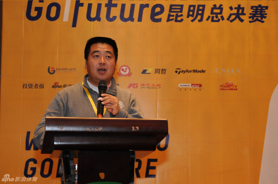 球员代表杜墨含面带自信微笑,在晚宴聚光灯下庄严宣誓,展现了中国新生代高尔夫球手的风采与决心。