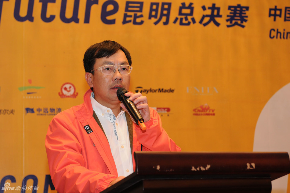 中国高尔夫球协会副主席李大正先生正在发表讲话,背景是精美的舞台布置,他的发言高屋建瓴,展望了中国高尔夫运动的未来。