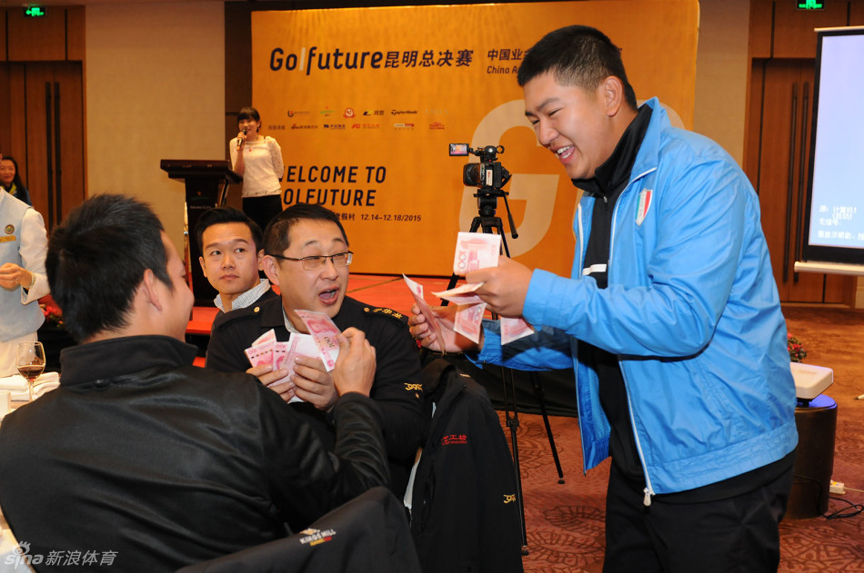 欢迎晚宴上,四位获奖球员手持精美的品牌纪念品,脸上洋溢着惊喜与开心的笑容,背后是璀璨的夜景与愉快的宾客。