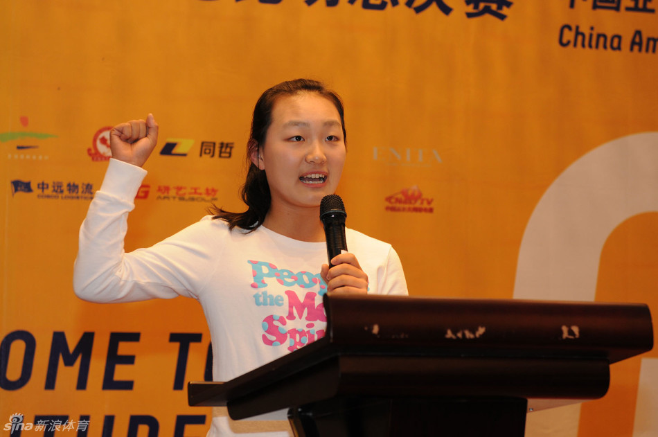 晚宴上,工作人员推出装饰精美的生日蛋糕,为球员刘筱庆祝生日,现场氛围温馨而感人,众人脸上写满了祝福。