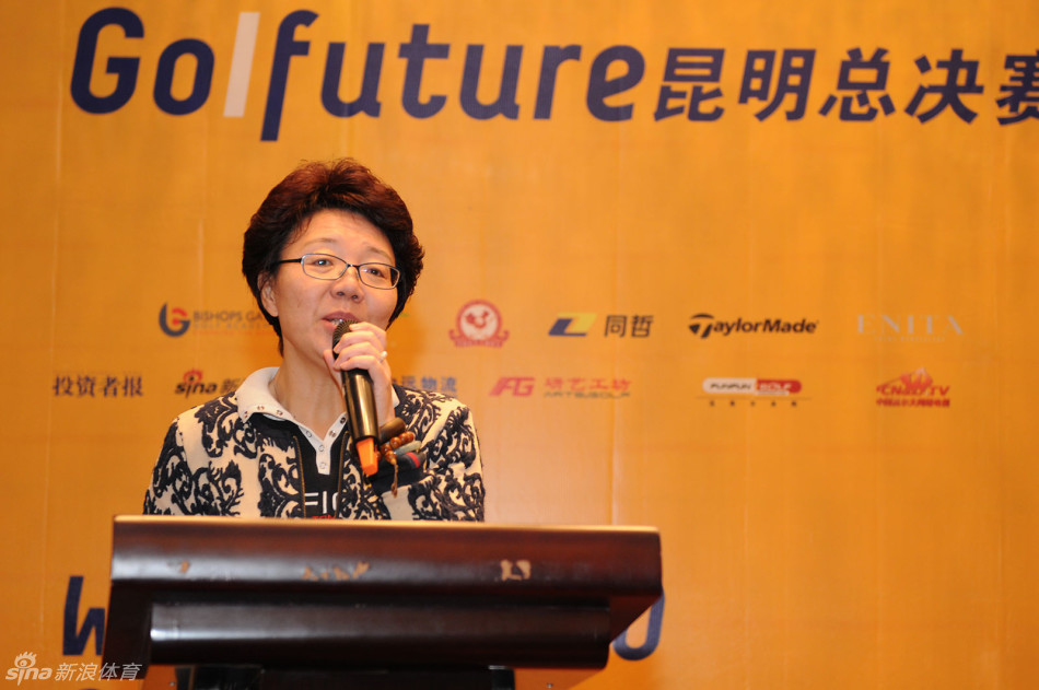 捷豹路虎品牌方代表吴雯女士正在晚宴上致辞,她身后是绚丽的主题背景板,现场嘉宾都在认真聆听。