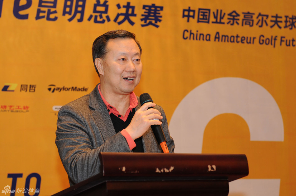 春城总经理胡伟在欢迎晚宴上手持话筒,面向全场宾客发表热情洋溢的欢迎致辞,背后是开阔的海边夜景。