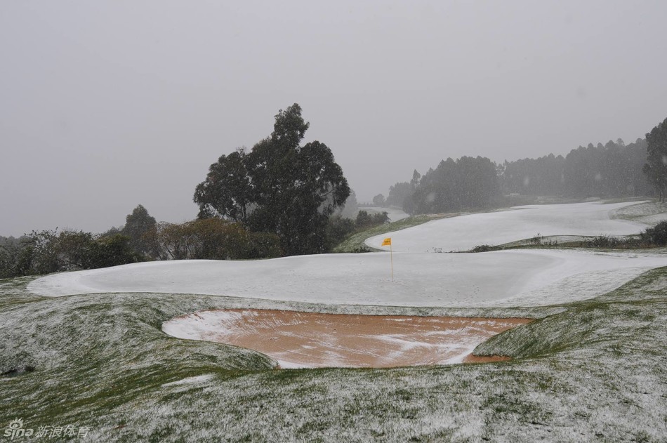 小伙伴们并肩站在皑皑白雪中，面向镜头绽放出灿烂笑容，身后是披上银装的静谧球场