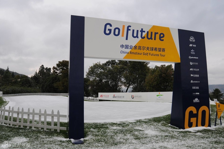 大雪覆盖下的球场静美如画，墨绿色的球道镶上了银边，构成一幅纯净的水墨画卷