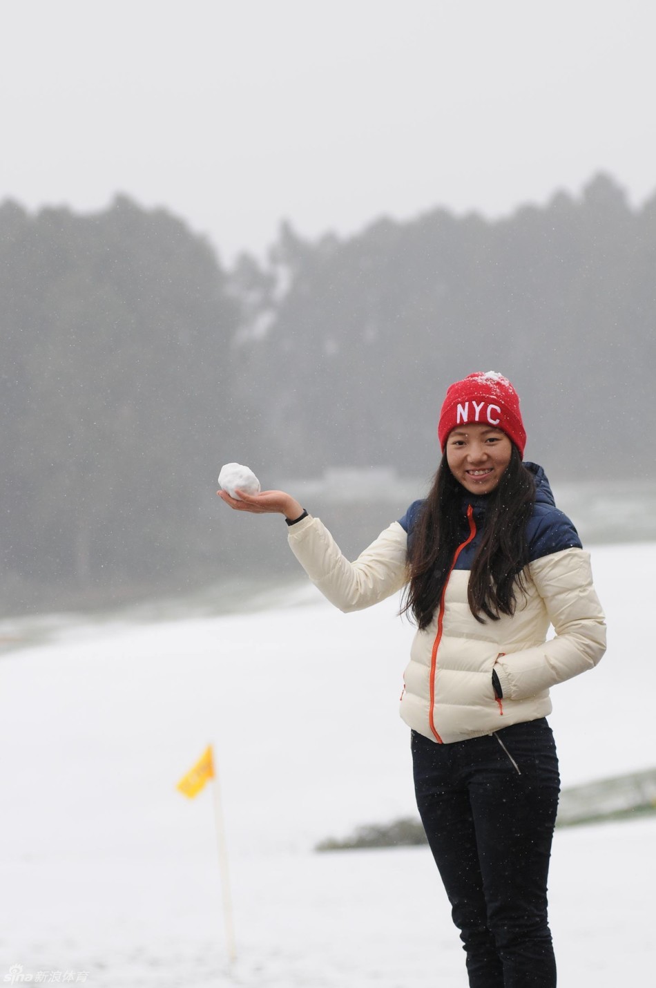 少年挥杆瞬间，雪花在杆头激起的风中轻舞飞扬，动与静在冬日空气中完美交融