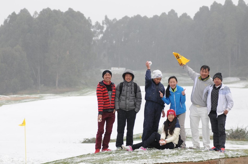 女孩握着一把晶莹的雪花，专注地审视着这片片冰晶在手中绽放的细微之美