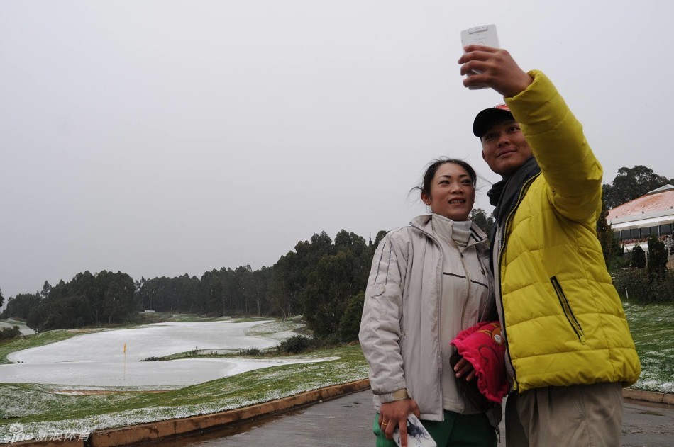雪地狂欢中，一个俏皮的雪人已然成型，它戴着帽子，仿佛也成为这场冬日派对的一员