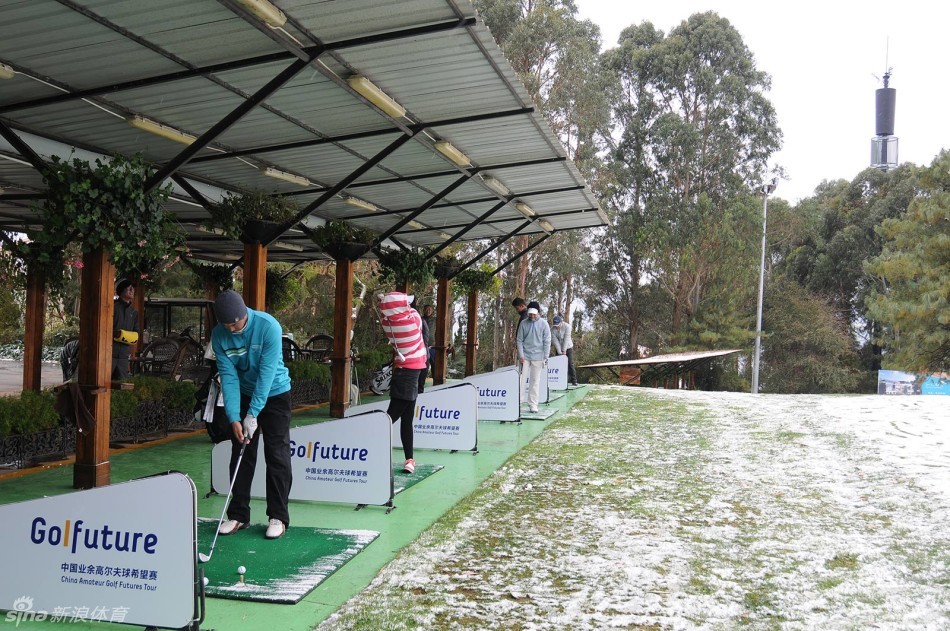 结束雪中欢聚，少年们的身影渐行渐远，在洁白的雪地上留下一串串充满活力的脚印