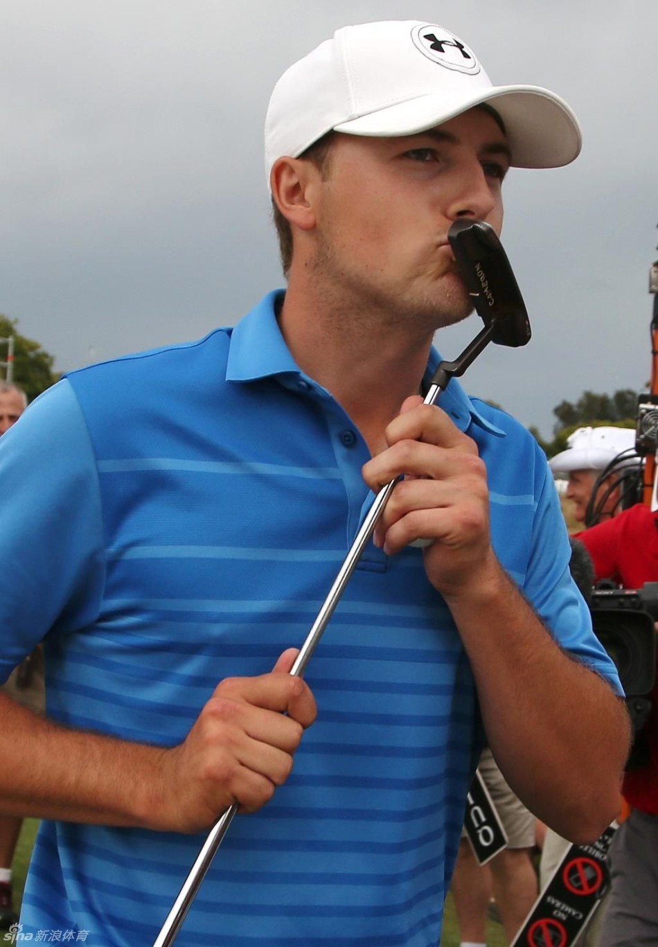 健身教练指导斯皮思进行核心训练，为完美挥杆打造动力引擎