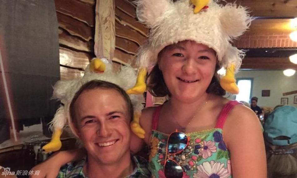 斯皮思与团队围坐一起研讨战术，团队智慧是赛场上的隐形利器