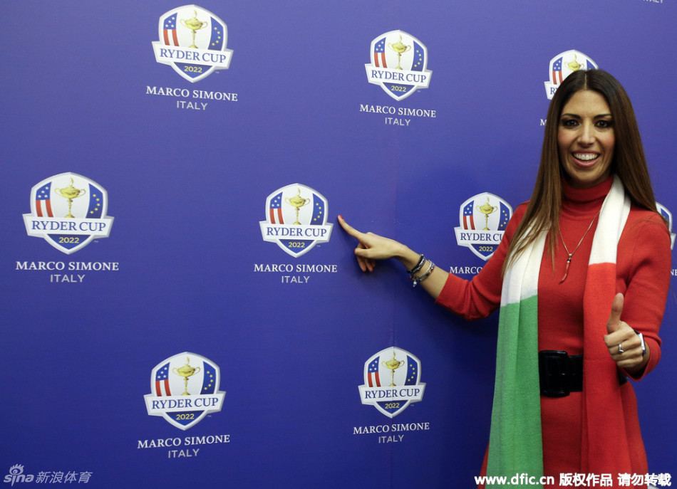 奇门蒂主席手持签字笔，在官方合约文件上专注而郑重地签下自己的名字，这一刻被历史所记录。