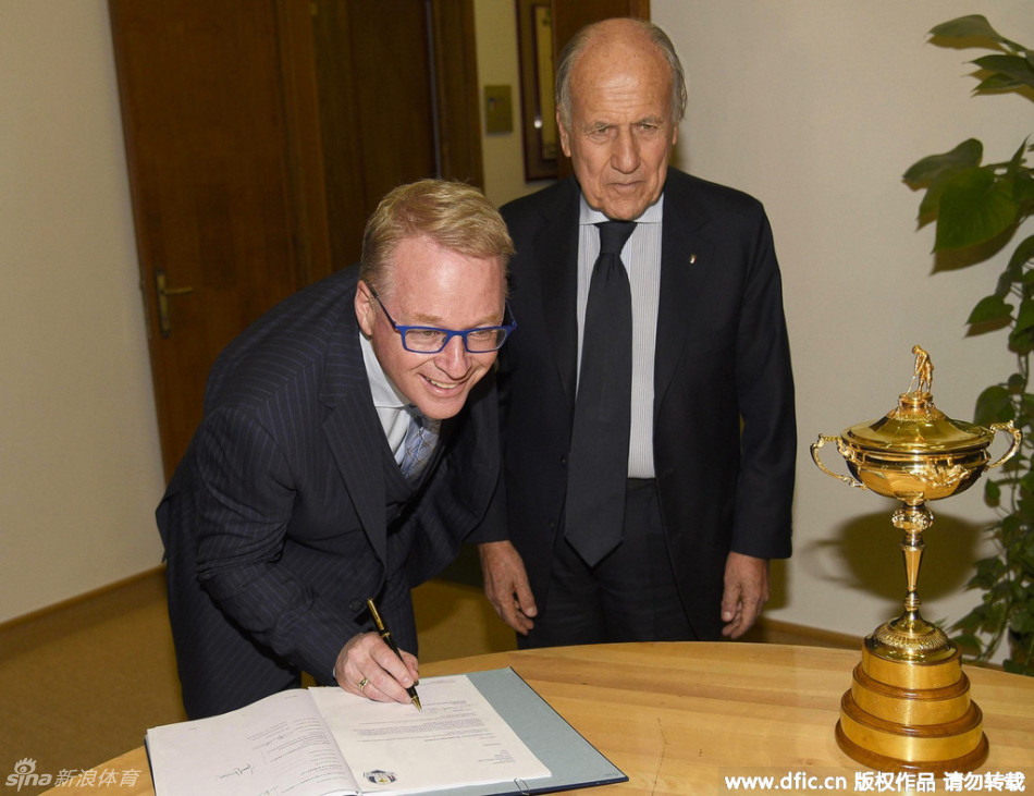 拉维妮娅身穿优雅套装，面对镜头绽放灿烂笑容，高高竖起大拇指，为莱德杯来到意大利点赞，背景是庄严的签约会场。