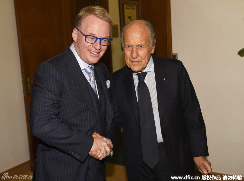 签约仪式全景，重要嘉宾围坐于签约台旁，共同见证这一历史性文件的签署，现场布置典雅，气氛隆重。