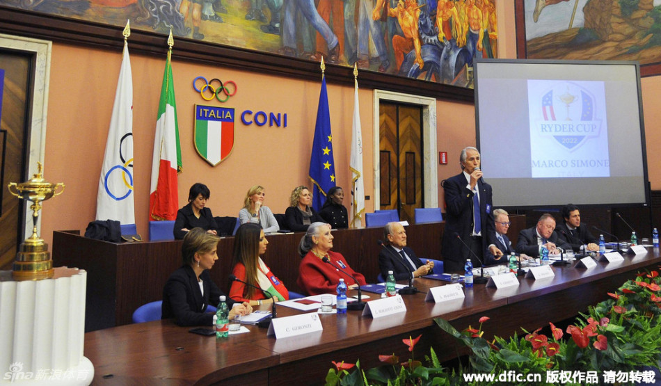 奇门蒂与佩利在铺着深色绒布的签约台前庄严握手，目光坚定，象征着欧美高尔夫力量在意大利达成重要合作。