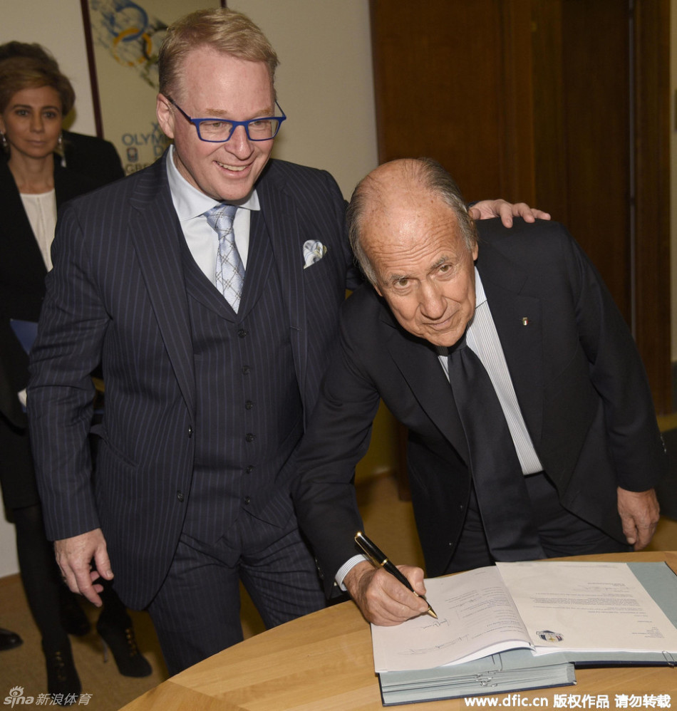 新闻发布会现场，长枪短炮的媒体镜头聚焦主讲台，奇门蒂正在发言，背景大屏幕显示着莱德杯标志，气氛严肃而热烈。