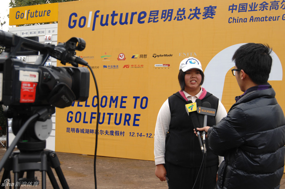 昆明总决赛现场，巨大的赛事背景板前气氛热烈，凝聚着所有参赛者的高尔夫梦想与期待。