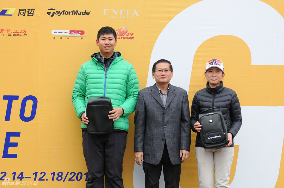 赛事合作伙伴展示区，泰勒梅等知名高尔夫品牌的标志整齐排列，彰显着赛事的高规格与专业性。