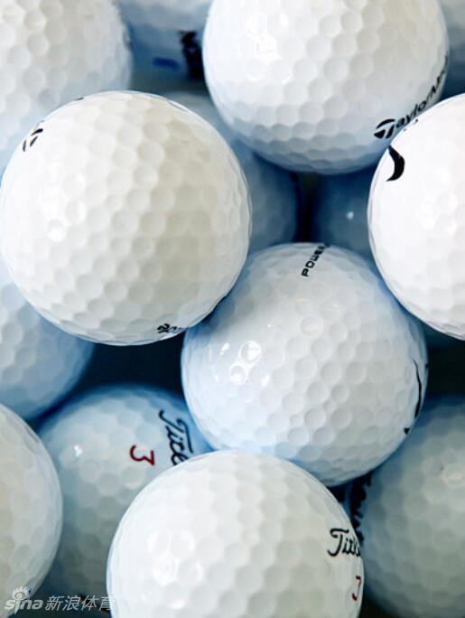 室内高尔夫模拟器场景,玩家正在科技助力下沉浸于虚拟球场的挑战之中