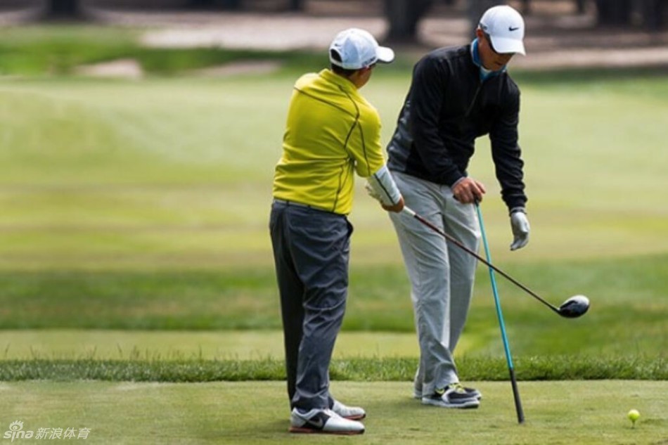 时尚高尔夫球鞋特写,流线型设计与专业鞋钉完美结合,兼具美感与功能性