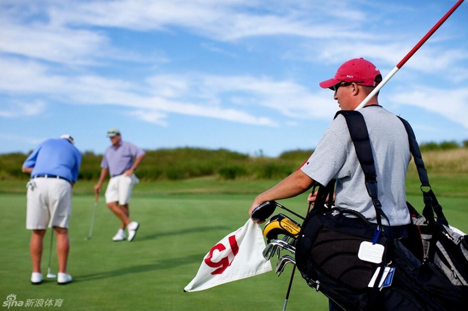 专业高尔夫手套稳稳握住球杆,为每一次精准挥击提供可靠保障